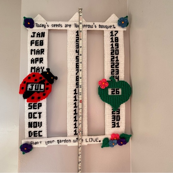 Vintage Plastic Canvas Perpetual Calendar Garden Fence - Picture 7 of 8